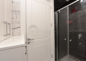 مجمع فاخر على البحر مباشرة - شقة غرفتين وصالة مفروشة - في اوبا / الانيا 