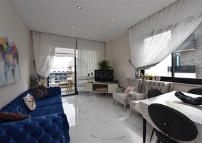 مجمع فاخر على البحر مباشرة - شقة غرفتين وصالة مفروشة - في اوبا / الانيا 