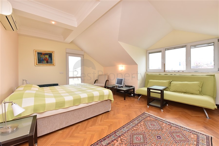 شقة دوبلكس واسعة - 3 غرف وصالة مفروشة - في اوبا / الانيا 