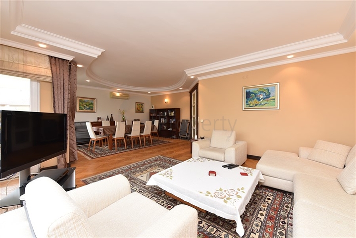 شقة دوبلكس واسعة - 3 غرف وصالة مفروشة - في اوبا / الانيا 