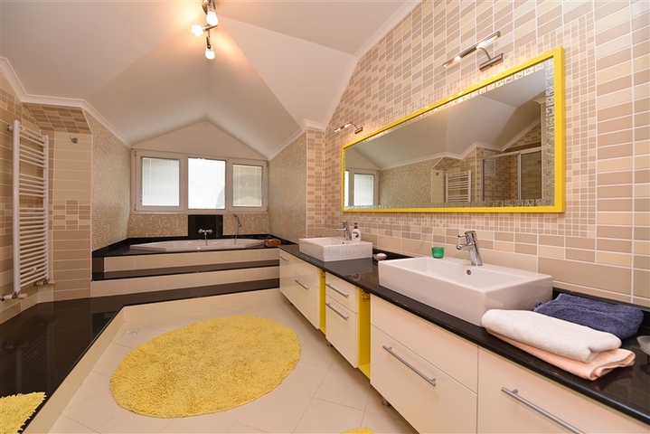 شقة دوبلكس واسعة - 3 غرف وصالة مفروشة - في اوبا / الانيا 