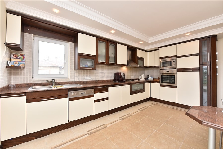 شقة دوبلكس واسعة - 3 غرف وصالة مفروشة - في اوبا / الانيا 