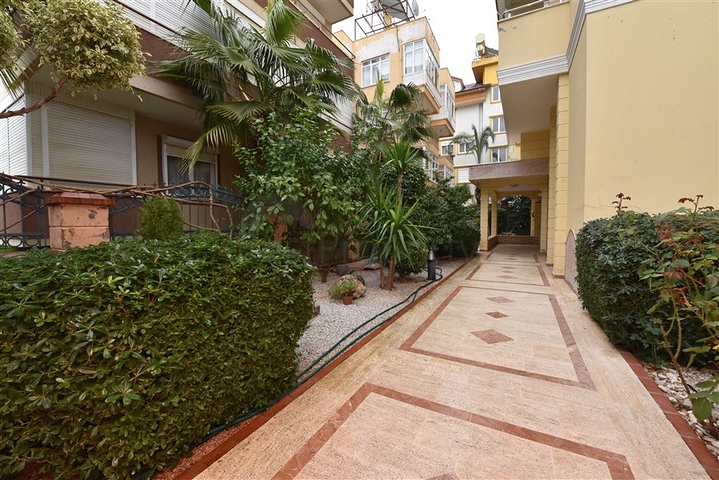 شقة دوبلكس واسعة - 3 غرف وصالة مفروشة - في اوبا / الانيا 