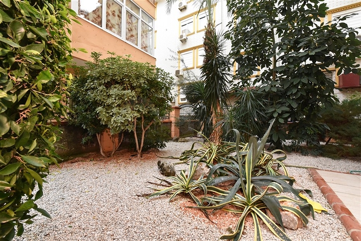 شقة دوبلكس واسعة - 3 غرف وصالة مفروشة - في اوبا / الانيا 