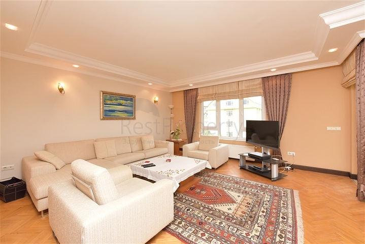 شقة دوبلكس واسعة - 3 غرف وصالة مفروشة - في اوبا / الانيا 