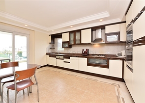 شقة دوبلكس واسعة - 3 غرف وصالة مفروشة - في اوبا / الانيا 