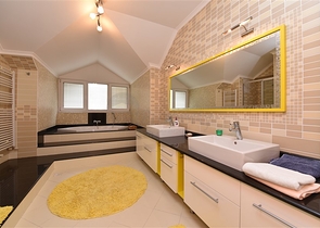 شقة دوبلكس واسعة - 3 غرف وصالة مفروشة - في اوبا / الانيا 