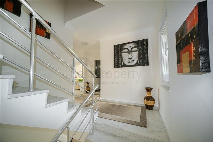 اطلالة بحر وقلعة - فيلا واسعة 5 غرف وصالة - في مركز الانيا 