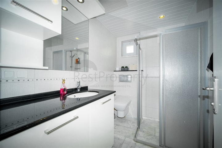 اطلالة بحر وقلعة - فيلا واسعة 5 غرف وصالة - في مركز الانيا 