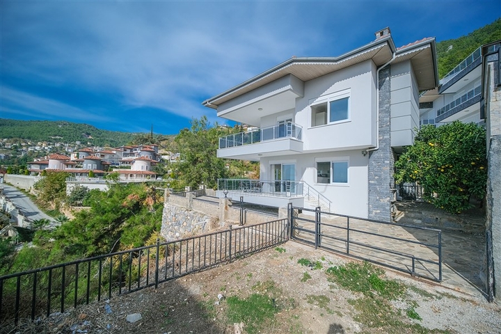 اطلالة بحر وقلعة - فيلا واسعة 5 غرف وصالة - في مركز الانيا 