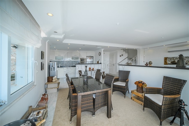 اطلالة بحر وقلعة - فيلا واسعة 5 غرف وصالة - في مركز الانيا 