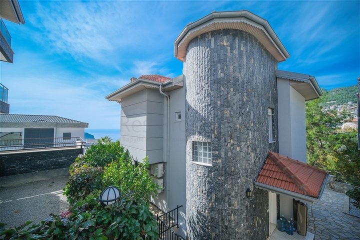 اطلالة بحر وقلعة - فيلا واسعة 5 غرف وصالة - في مركز الانيا 