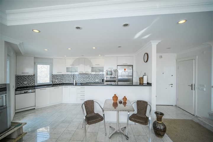 اطلالة بحر وقلعة - فيلا واسعة 5 غرف وصالة - في مركز الانيا 