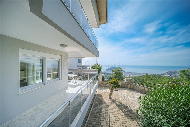 اطلالة بحر وقلعة - فيلا واسعة 5 غرف وصالة - في مركز الانيا 