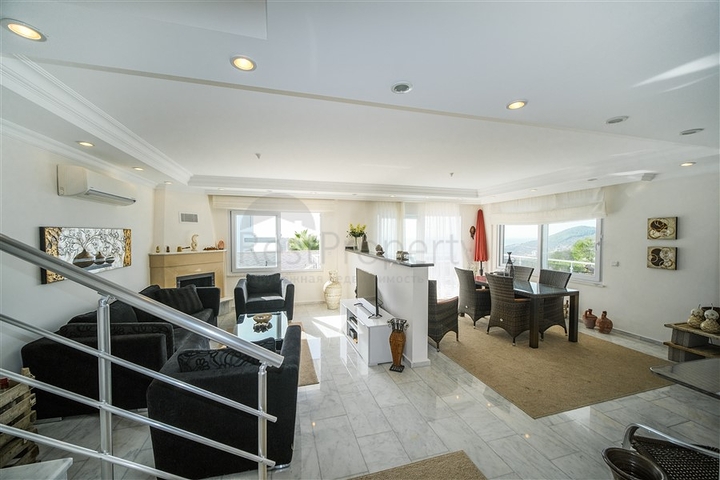 اطلالة بحر وقلعة - فيلا واسعة 5 غرف وصالة - في مركز الانيا 