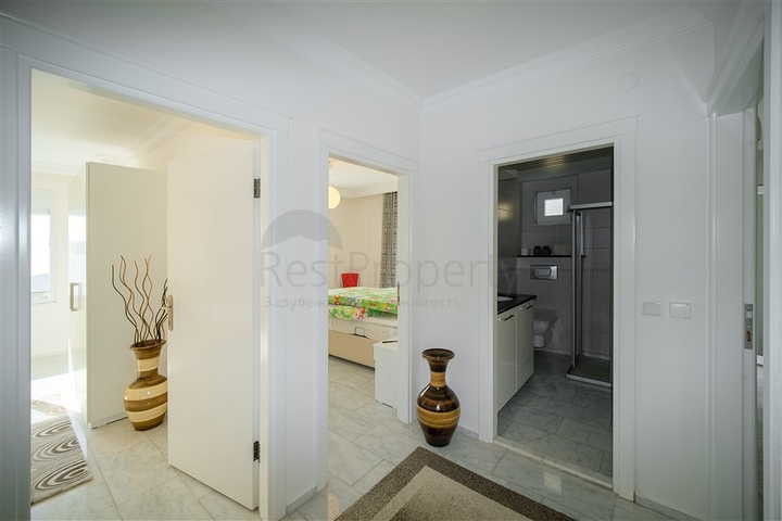 اطلالة بحر وقلعة - فيلا واسعة 5 غرف وصالة - في مركز الانيا 