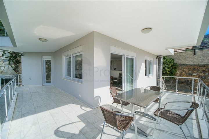 اطلالة بحر وقلعة - فيلا واسعة 5 غرف وصالة - في مركز الانيا 