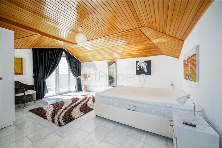 اطلالة بحر وقلعة - فيلا واسعة 5 غرف وصالة - في مركز الانيا 