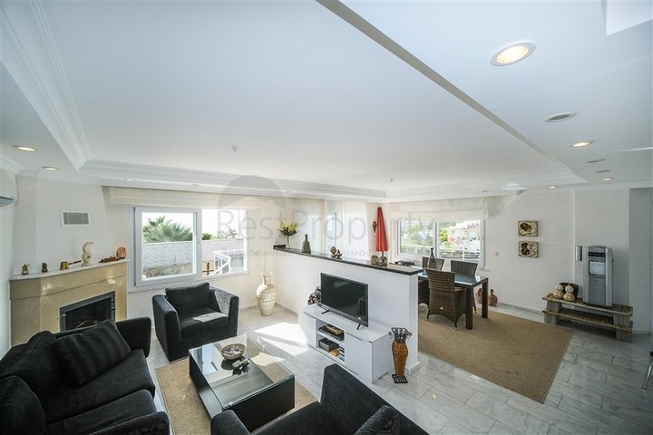 اطلالة بحر وقلعة - فيلا واسعة 5 غرف وصالة - في مركز الانيا 