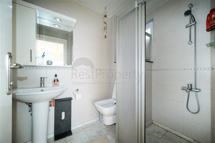 اطلالة بحر وقلعة - فيلا واسعة 5 غرف وصالة - في مركز الانيا 