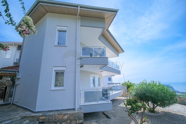 اطلالة بحر وقلعة - فيلا واسعة 5 غرف وصالة - في مركز الانيا 