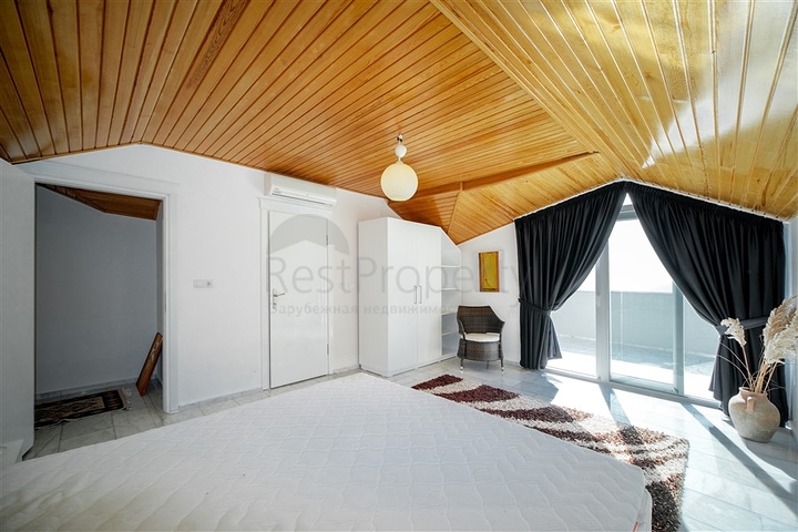 اطلالة بحر وقلعة - فيلا واسعة 5 غرف وصالة - في مركز الانيا 