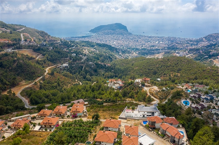 اطلالة بحر وقلعة - فيلا واسعة 5 غرف وصالة - في مركز الانيا 