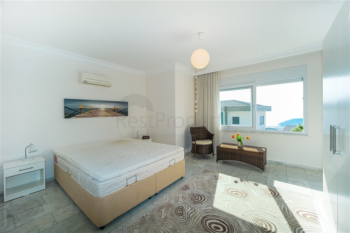 اطلالة بحر وقلعة - فيلا واسعة 5 غرف وصالة - في مركز الانيا 