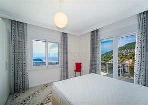 اطلالة بحر وقلعة - فيلا واسعة 5 غرف وصالة - في مركز الانيا 