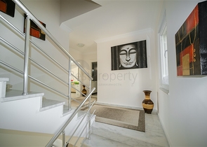 اطلالة بحر وقلعة - فيلا واسعة 5 غرف وصالة - في مركز الانيا 