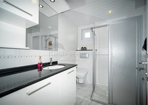 اطلالة بحر وقلعة - فيلا واسعة 5 غرف وصالة - في مركز الانيا 