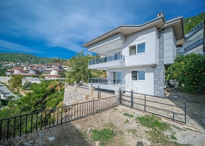 اطلالة بحر وقلعة - فيلا واسعة 5 غرف وصالة - في مركز الانيا 