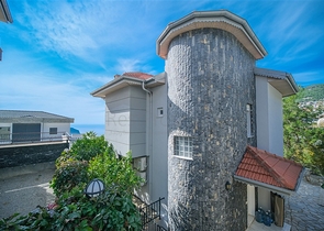 اطلالة بحر وقلعة - فيلا واسعة 5 غرف وصالة - في مركز الانيا 