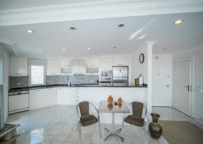 اطلالة بحر وقلعة - فيلا واسعة 5 غرف وصالة - في مركز الانيا 