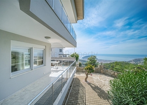 اطلالة بحر وقلعة - فيلا واسعة 5 غرف وصالة - في مركز الانيا 