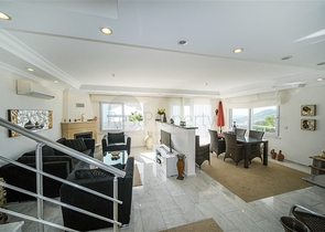 اطلالة بحر وقلعة - فيلا واسعة 5 غرف وصالة - في مركز الانيا 