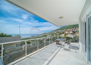 اطلالة بحر وقلعة - فيلا واسعة 5 غرف وصالة - في مركز الانيا 