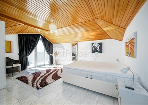 اطلالة بحر وقلعة - فيلا واسعة 5 غرف وصالة - في مركز الانيا 