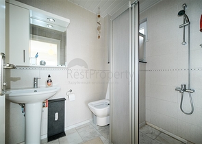 اطلالة بحر وقلعة - فيلا واسعة 5 غرف وصالة - في مركز الانيا 