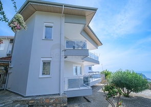 اطلالة بحر وقلعة - فيلا واسعة 5 غرف وصالة - في مركز الانيا 