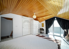 اطلالة بحر وقلعة - فيلا واسعة 5 غرف وصالة - في مركز الانيا 