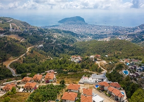 اطلالة بحر وقلعة - فيلا واسعة 5 غرف وصالة - في مركز الانيا 