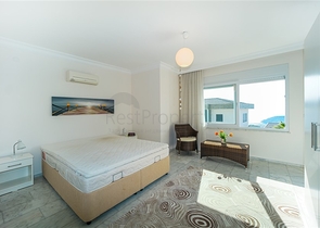 اطلالة بحر وقلعة - فيلا واسعة 5 غرف وصالة - في مركز الانيا 