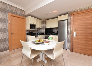 اطلالة بحر - شقة 3 غرف وصالة مفروشة -ضمن مجمع يضم خدمات 5 نجوم - في كارجيجاك / الانيا 