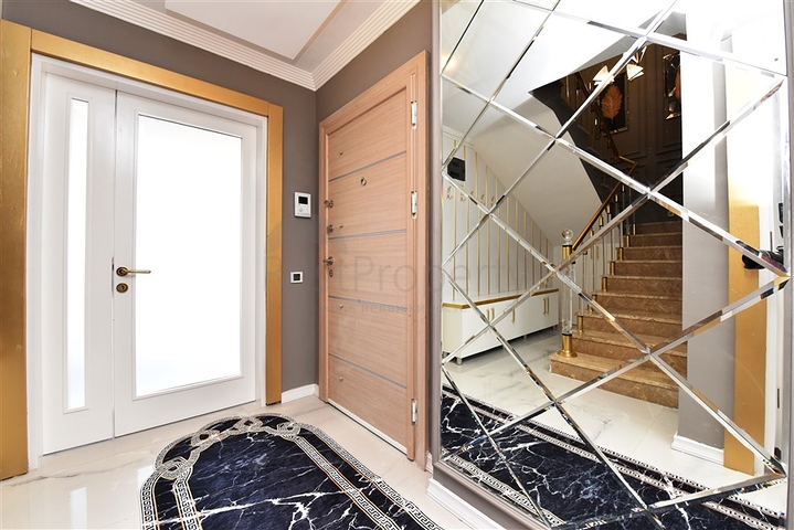 اطلالة بحر وقلعة - دوبلكس انيقة 3 غرف وصالة - في مركز الانيا 