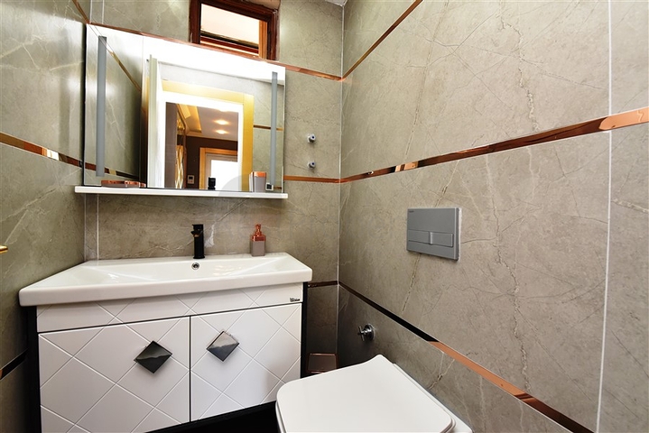 اطلالة بحر وقلعة - دوبلكس انيقة 3 غرف وصالة - في مركز الانيا 