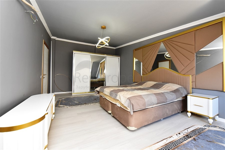 اطلالة بحر وقلعة - دوبلكس انيقة 3 غرف وصالة - في مركز الانيا 