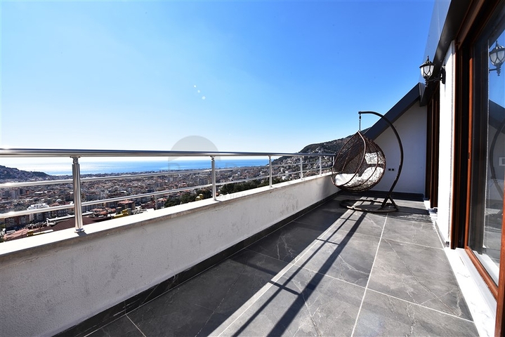 اطلالة بحر وقلعة - دوبلكس انيقة 3 غرف وصالة - في مركز الانيا 