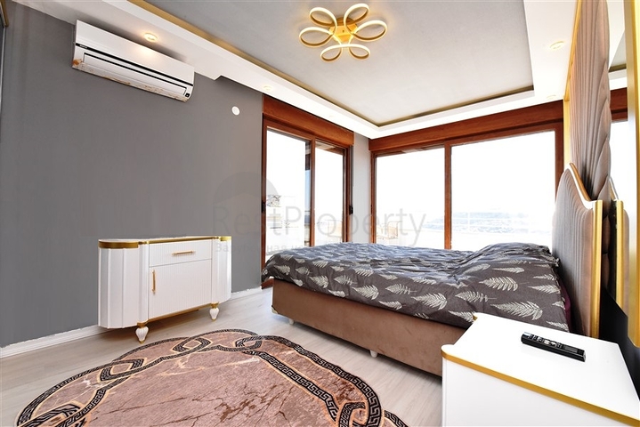 اطلالة بحر وقلعة - دوبلكس انيقة 3 غرف وصالة - في مركز الانيا 