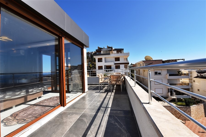 اطلالة بحر وقلعة - دوبلكس انيقة 3 غرف وصالة - في مركز الانيا 